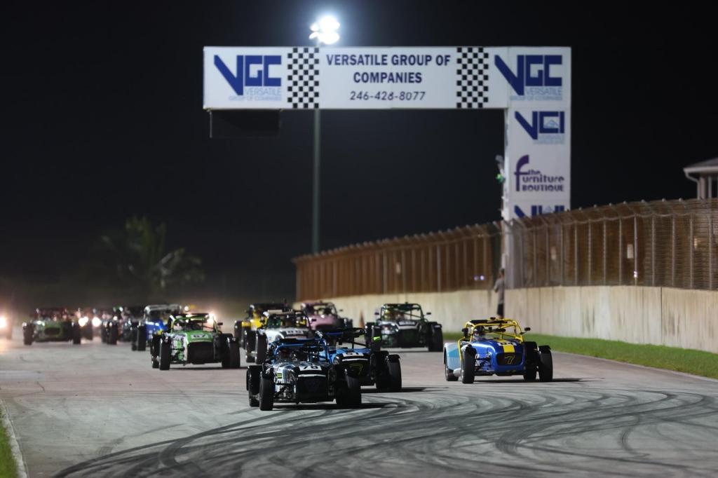 The field leaves the grid at the start for the final race of the weekend, the 100-minute Super-Enduro